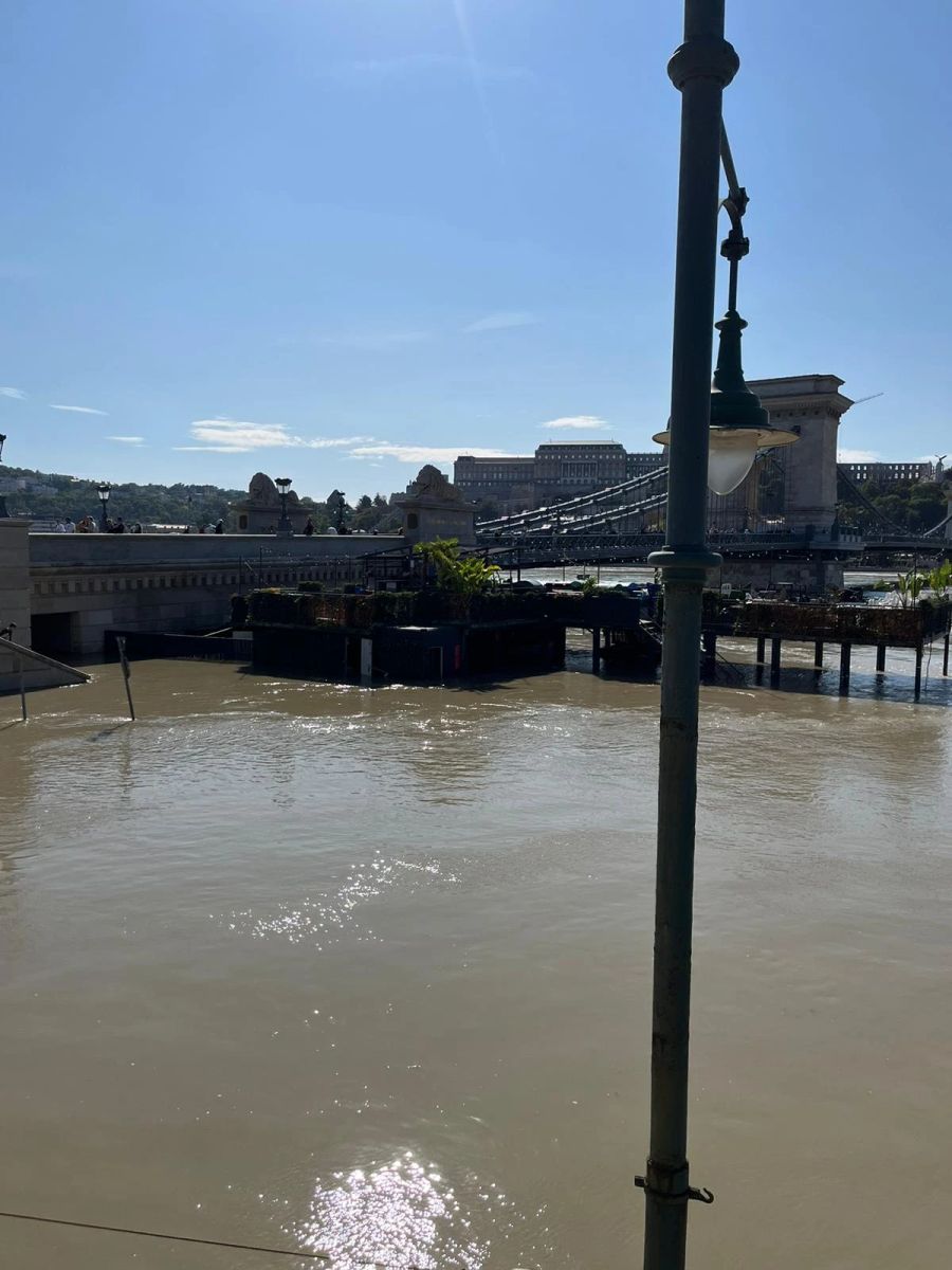 Heftige Regenfälle liessen die Donau in Budapest über die Ufer treten.