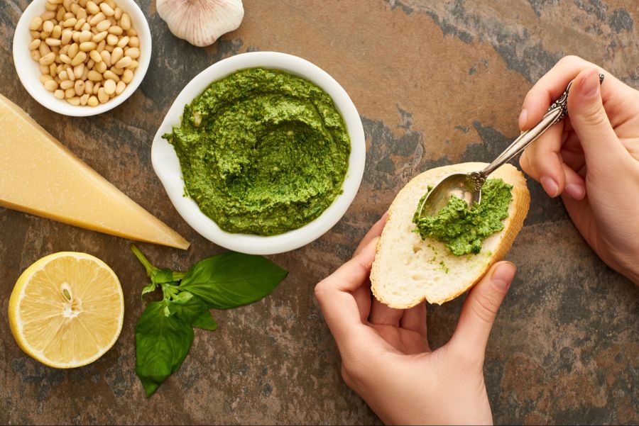 Pesto, Zutaten und Brot