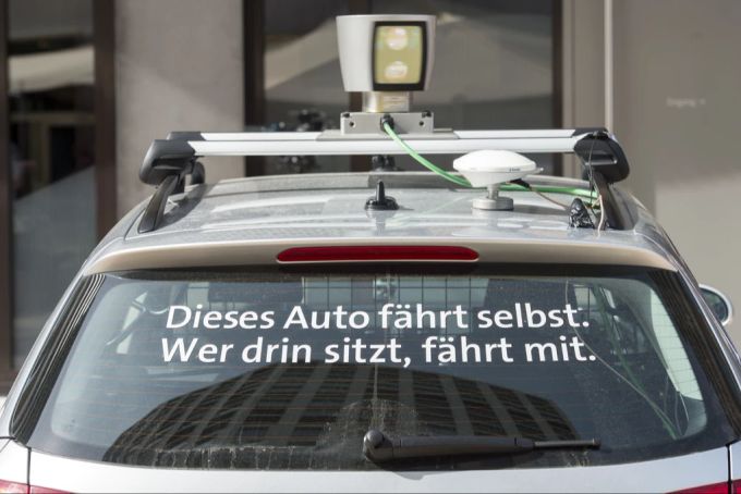 Autonom fahrende Autos werden schon länger getestet. Bald könnten sie auch auf unseren Straßen rollen. 2025 fahren
