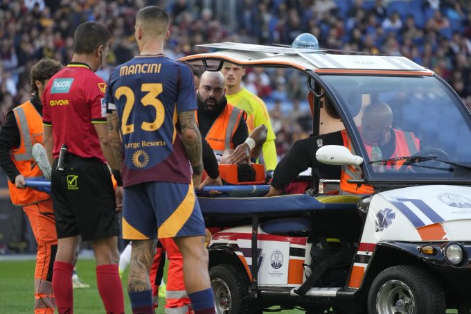 Dan Ndoye wird im Spiel gegen Rom verletzt vom Platz transportiert. Dan Ndoye