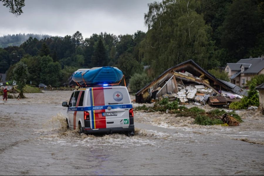 Ein Rettungsfahrzeug fährt durch eine überflutete Strasse, die durch das Überlaufen des Flusses Bela nach schweren Regenfällen in der Stadt Jesenik, Tschechische Republik, am 15. September 2024 entstanden ist.