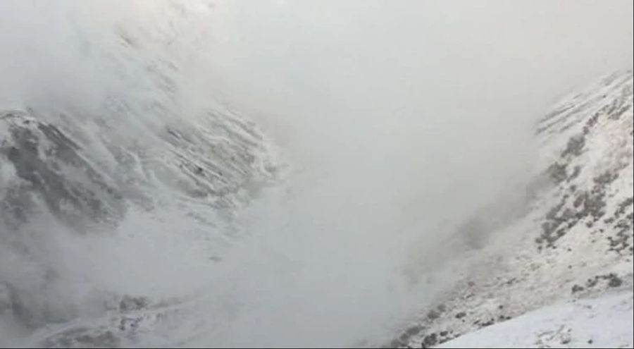 Blick vom Weiler Tiefenbach zum Furkapass, welcher ebenfalls gesperrt ist.