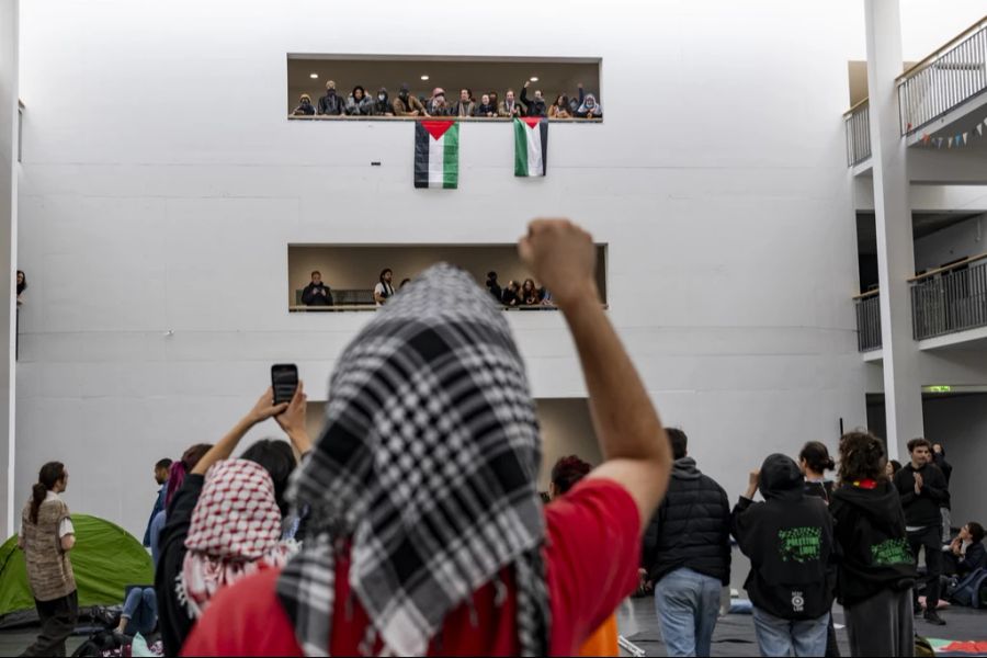 Dabei gehe es nach dem Motto: «So wie du bist, bist du ja keine richtige Muslima. Wenn du dazu gehören willst, trage das Kopftuch.» Abgebildet: ein Pro-Palästina-Protest an der Uni Lausanne.