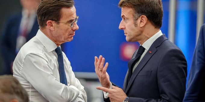 Derzeit mächtiger als Scholz? Frankreichs Präsident Emmanuel Macron, hier beim Gipfel im Gespräch mit Schwedens Regierungschef Ulf Kristersson. Derzeit mächtiger als Scholz? Frankreichs Präsident Emmanuel Macron, hier beim Gipfel im Gespräch mit Schwedens Regierungschef Ulf Kristersson.
