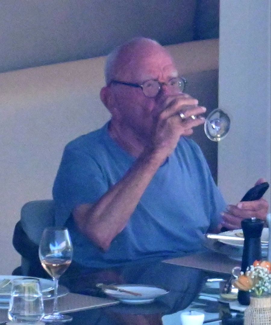 Rupert Mrudoch gönnt sich ein Glas Wein zum Essen.