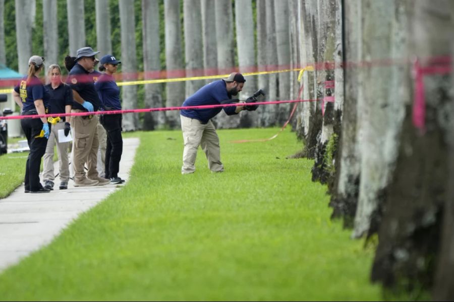 Passiert ist es am Sonntag, während Trump Golf spielte. Plötzlich sah ein Secret-Service-Agent einen Gewehrlauf aus dem Gebüsch ragen.