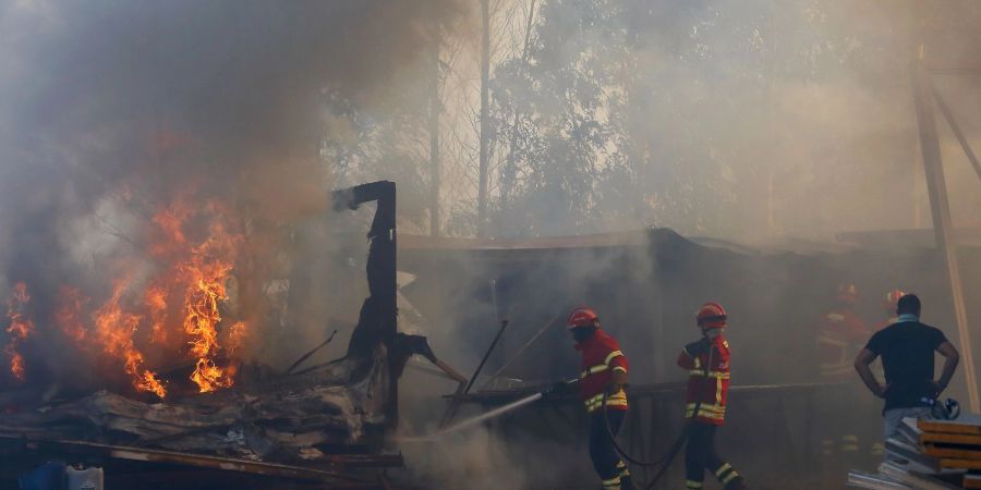 Die Flammen erfassten viele Gebäude und Fahrzeuge.(Foto kltuell)