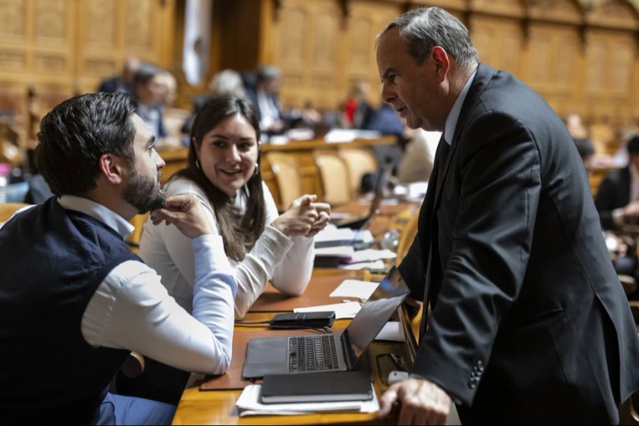 Kritik kommt von verschiedenen Seiten: Sei es von Mitte-Präsident Gerhard Pfister (rechts im Bild) oder von links.