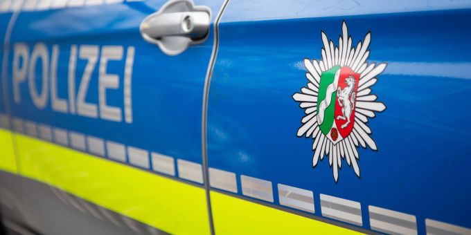 Nach einer Messerattacke gegen einen polnischen Fussballfan in Köln hat die Polizei einen gesuchten 17-Jährigen festgenommen. Köln Polizei
