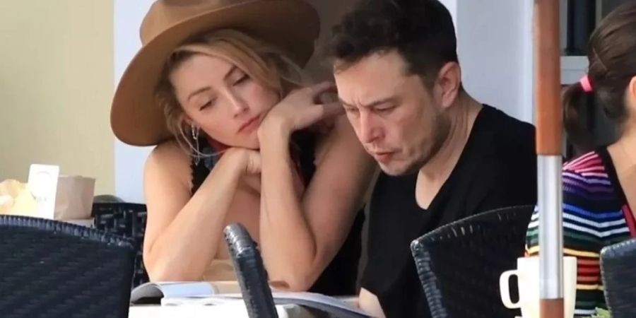 Elon Musk soll Ex-Freundin Amber Heard dauerhaft überwacht haben.