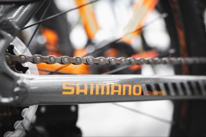 Trotz des Fahrrad-Booms während der Corona-Pandemie hat Shimano mit Einbussen zu kämpfen. Nahaufnahme Shimano Schriftzug Fahrradrahmen