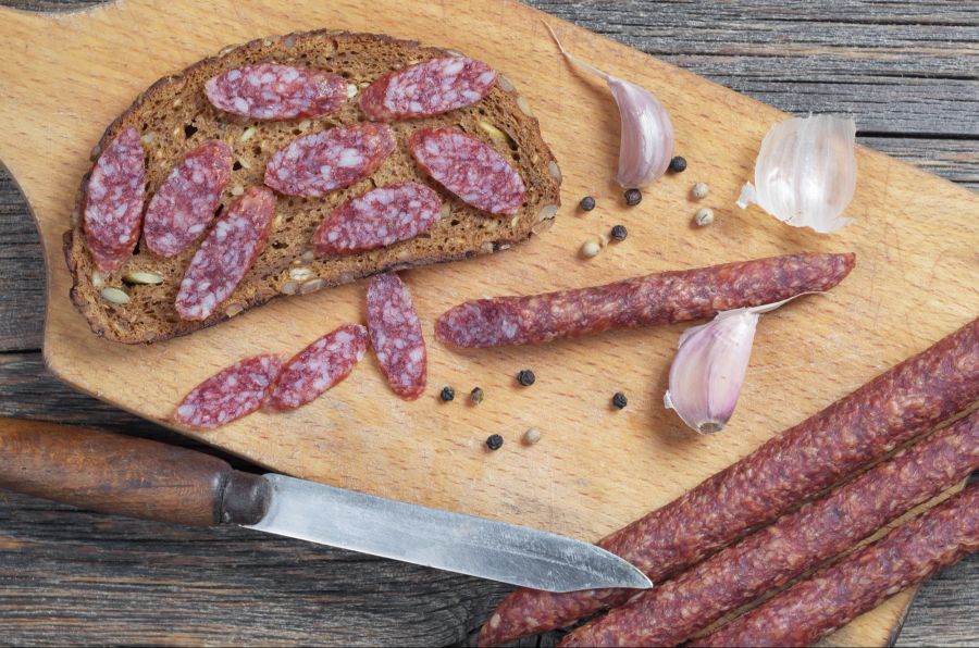 Salami ganz, auf Brot