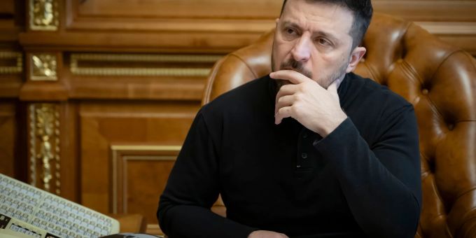 Ein Nato-Schutzschirm für die halbe Ukraine - das sieht Präsident Selenskyj als einen Weg zu einem Ende der Kämpfe. Ein Nato-Schutzschirm für die halbe Ukraine - das sieht Präsident Selenskyj als einen Weg zu einem Ende der Kämpfe.