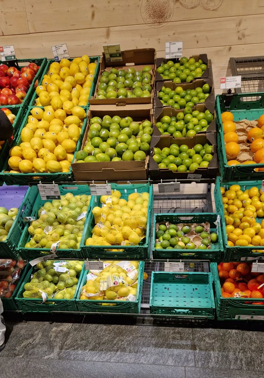 Die konventionellen Zitronen sind hingegen gelb. Wie kommt die unterschiedliche Farbe zustande?