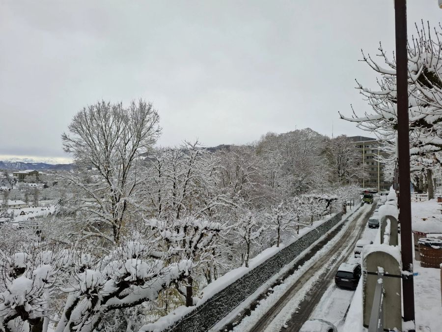 Am Freitag waren viele Strassen noch von Schnee bedeckt.