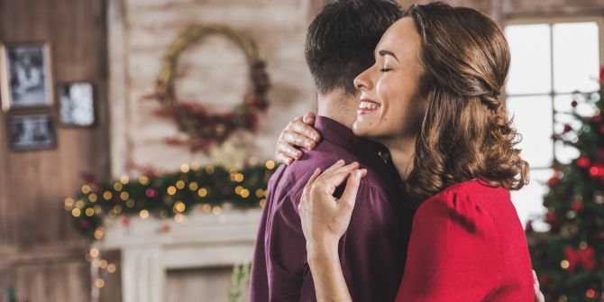 Mann und Frau umarmen sich an Weihnachten