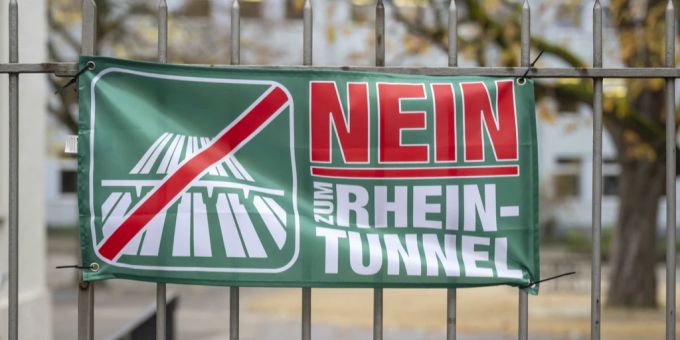 Ein Plakat gegen den Autobahnausbau in der Schweiz und gegen den Rheintunnel. Autobahnausbau