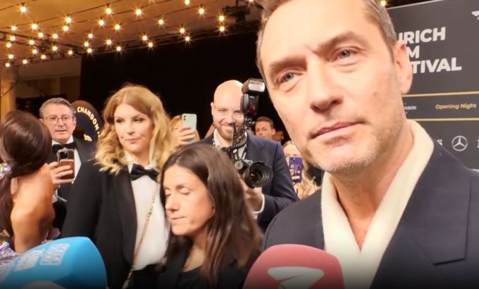 Jude Law gestern Abend auf dem grünen Teppich. nico zff