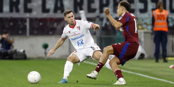 Nias Hefti vom FC Sion bei der Abwehrarbeit beim Spiel gegen Servette in Genf. FC Sion