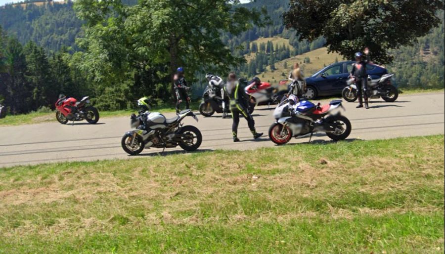 Auf dem Parkplatz vor der Kurve häufen sich die Töfffahrer.