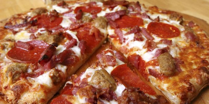 Eine Tiefkühl-Pizza um Mitternacht? Ein beliebter Snack bei 24-Stunden-Lieferservices. tiefkühl pizza