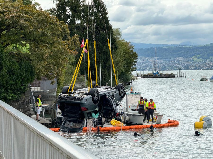 Das Unfallauto konnte aus dem Wasser geborgen werden.