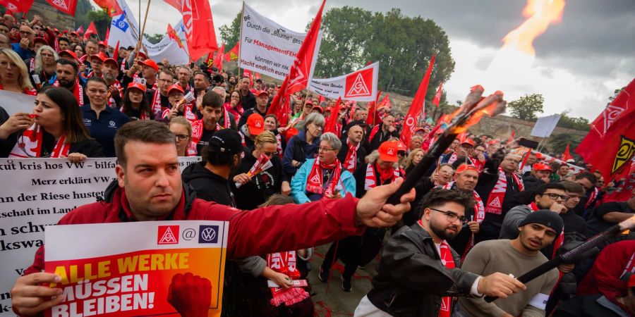 Bereits zur ersten Tarifrunde bei VW protestierten im September Tausende Metaller in Hannover vor dem Verhandlungssaal. (Archivbild)