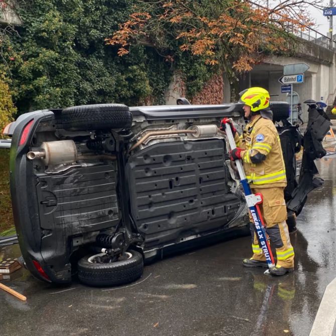 Seniorin Autounfall eingeklemmt Zug