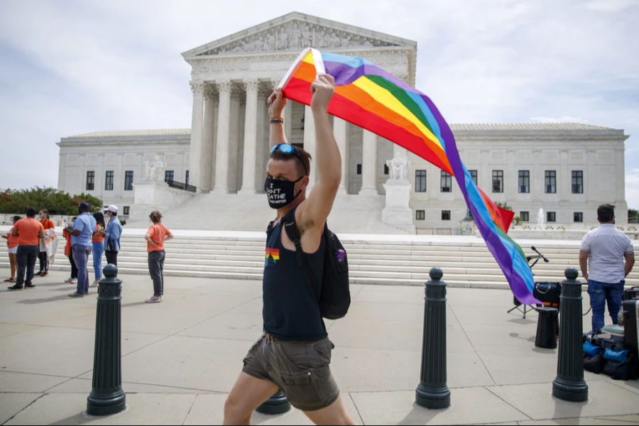 LGBTQ+-Supporter Supreme Court