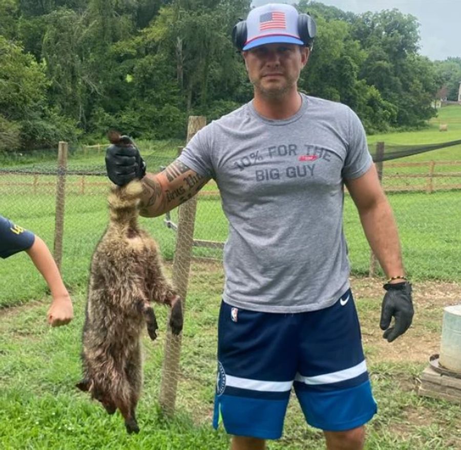 Hier hat Hegseth einen Waschbären erlegt.