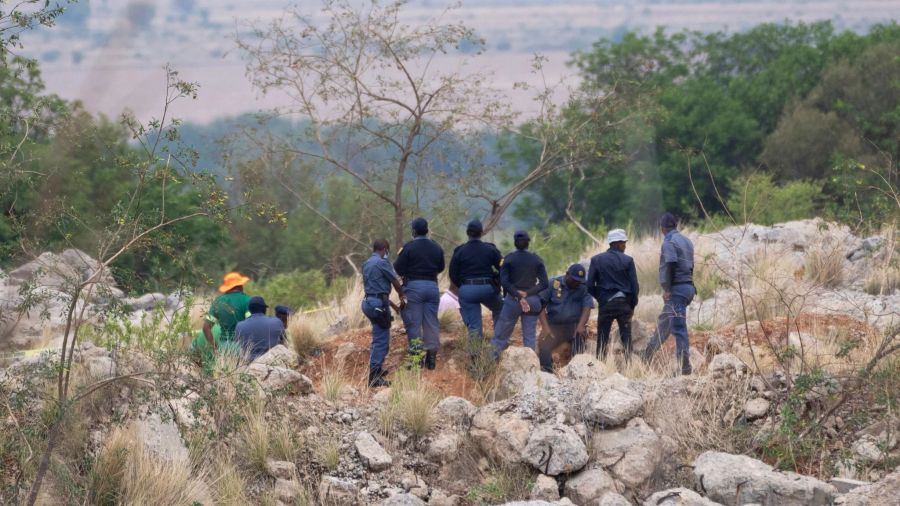 Die Polizei in Südafrika geht gegen den illegalen Bergbau vor.