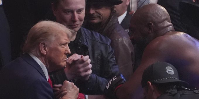 Donald Trump und Elon Musk begrüssen Jon Jones nach dessen Sieg über Stipe Miocic bei UFC 309 im Madison Square Garden. (Archivbild) Donald Trump