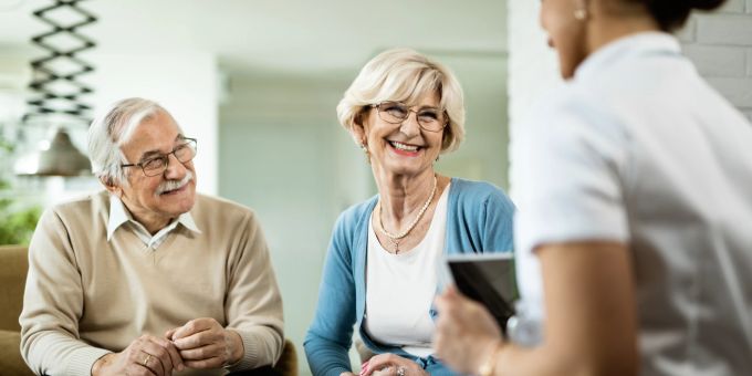 Betreutes Wohnen kann eine Möglichkeit sein, im Alter sicher zu leben. Betreutes Wohnen