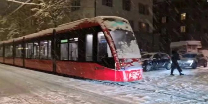In Bern nehmen die Trams den Verkehr langsam wieder auf. Abgebildet: Ein eingeschneites Tram gestern Donnerstagabend in Bern. Tram Bern