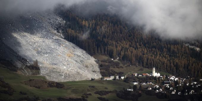 Die Gemeinde Albula/Alvra hat ihr Umsiedlungskonzept für das bedrohte Brienz GR überarbeitet. (Archivbild) Brienz Dorf Bergrutsch