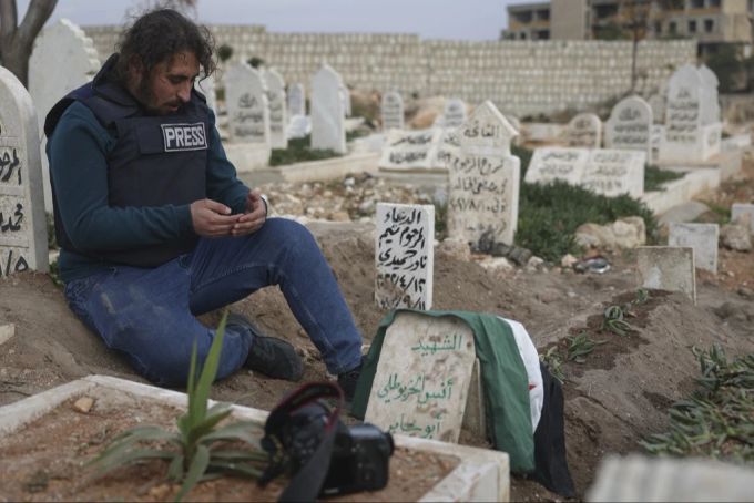 Ein Kollege betrauert den Tod von Anas Alkharboutli an dessen Grab. Nahost