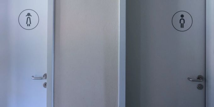 Schülerinnen und Schüler in Rheinfelden AG dürfen nur noch in «Notfällen» während des Unterrichts aufs WC. (Symbolbild) wc