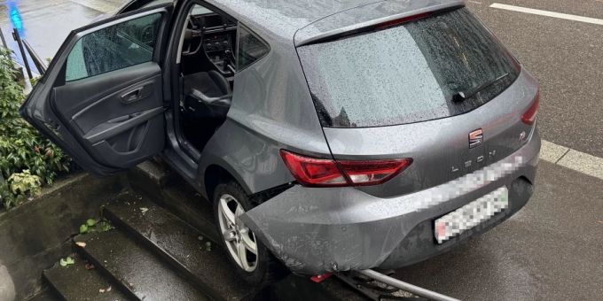 Bewusstsein verloren - Autofahrerin (26) kollidiert mit Metallzaun