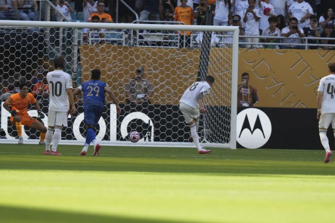 Fede Valverde von Real Madrid verschiesst einen Penalty. Real Madrid