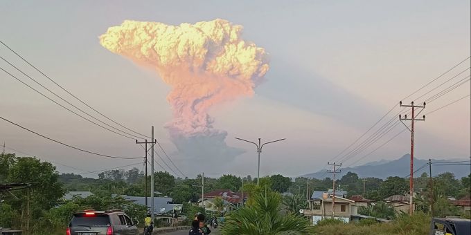 Der Vulkan Lewotobi Laki-Laki in Flores in Indonesien stiess am Dienstag eine gigantische Aschewolke aus. Andreas Glarner