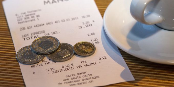 Viele Gäste geben ihr Trinkgeld noch bar, doch digitale Bezahlmethoden gewinnen zunehmend an Bedeutung. Trinkgeld