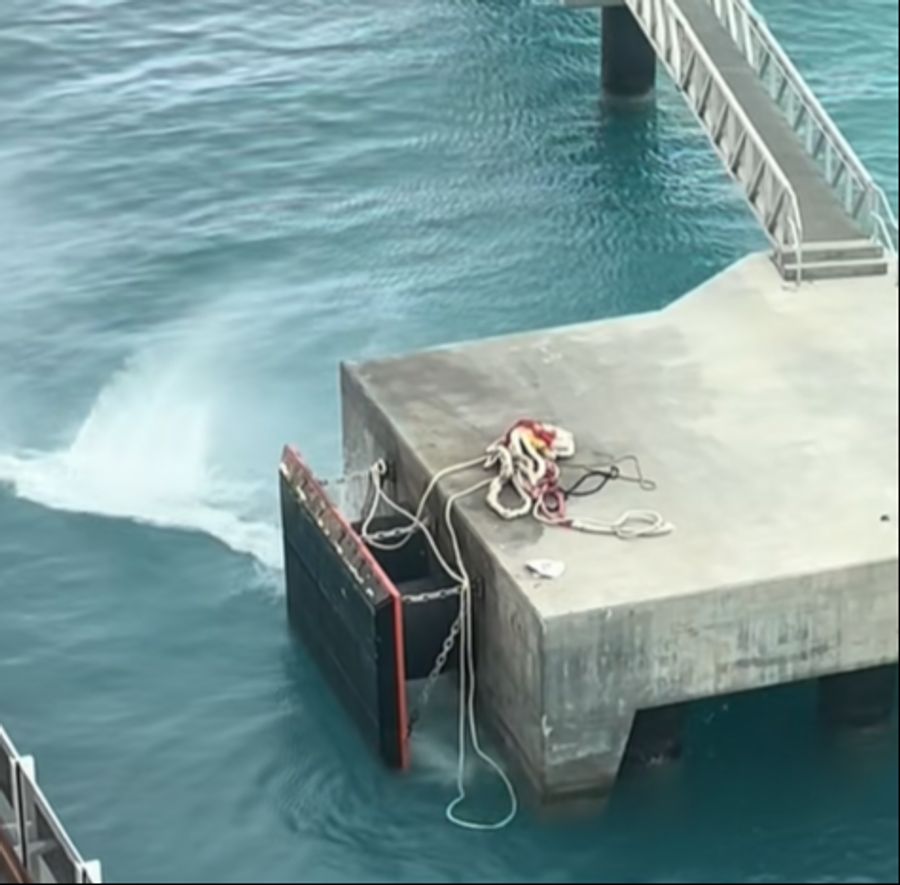 Zwei Festmacherleinen am Bug der MSC Seascape hielten dem stürmischen Wetter nicht stand und rissen.