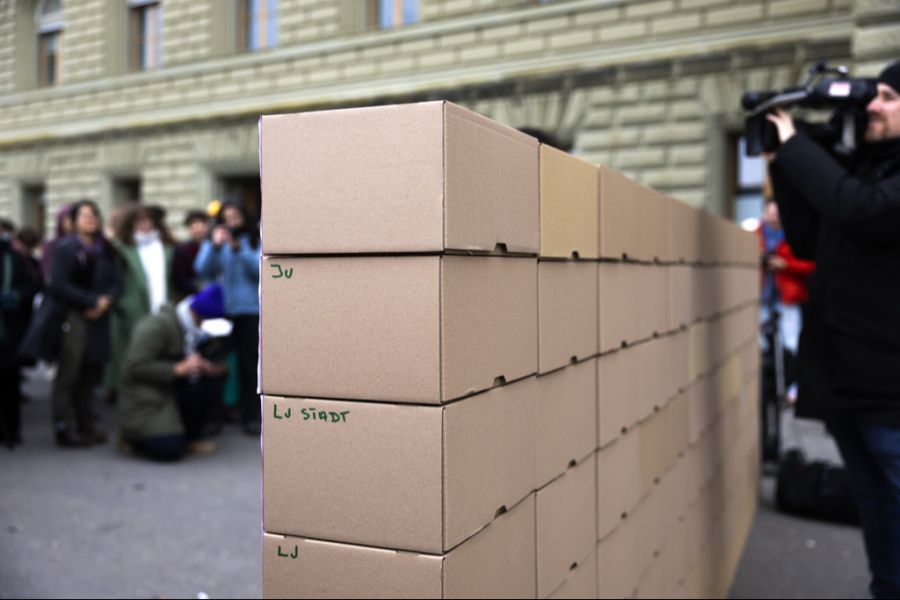 Die Unterschrift muss lediglich eigenhändig hinzugefügt worden sein, um gültig zu sein.