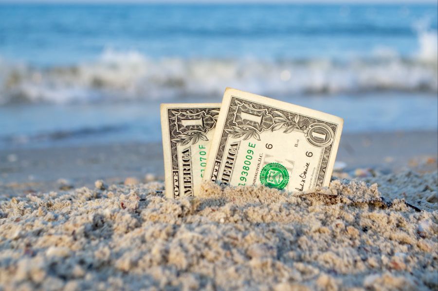 Neben Karten sollten Sie auch etwas Bargeld in der jeweiligen Landeswährung mitnehmen – das zahlt sich oft aus.