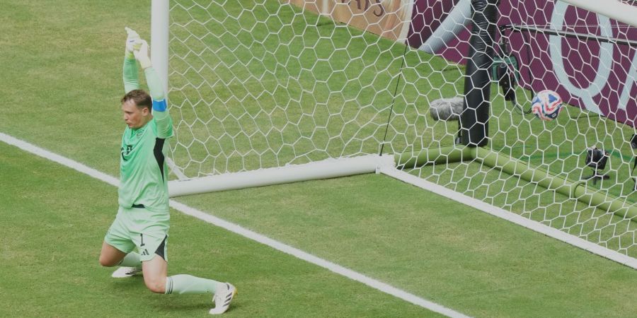 Beim ersten Gegentor kann Manuel Neuer die Fäuste nicht schnell genug in die Höhe reissen.