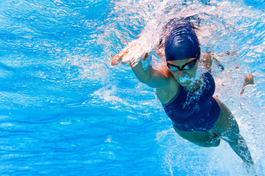 frau schwimmt