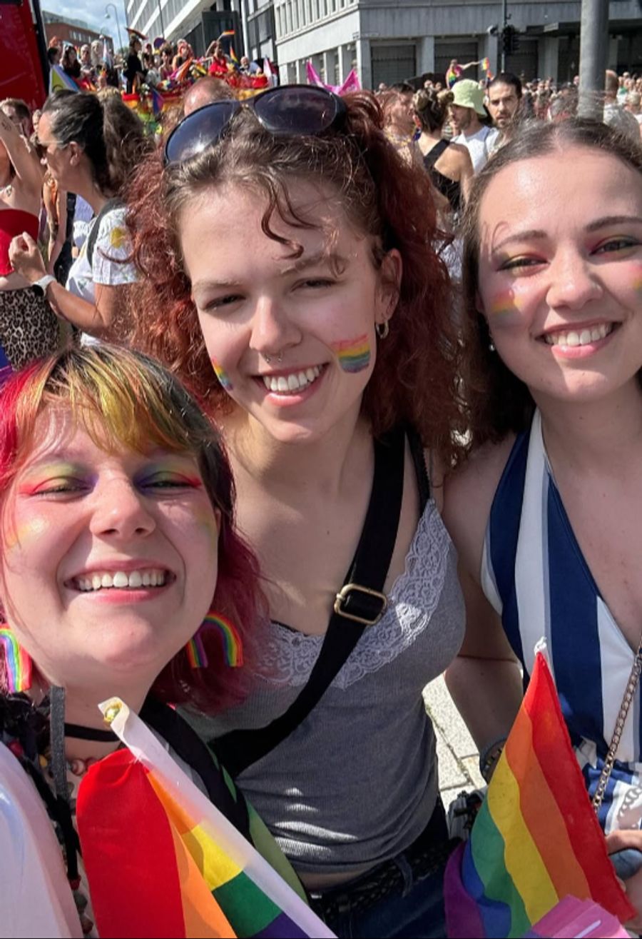 Maud Angelica Behn mit Freundinnen bei einer Pride-Veranstaltung.