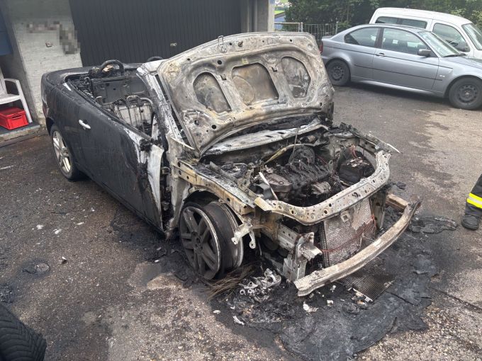 Das Auto brannte vollständig aus. Totalschaden