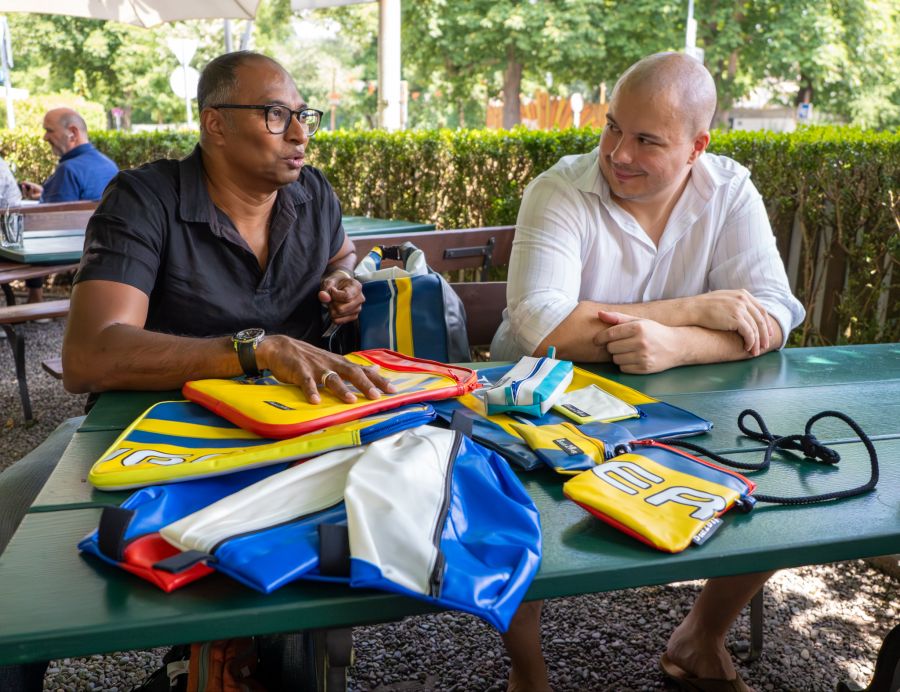 farbenfrohen Taschen aus recycelten Aare-Schlauchbooten.