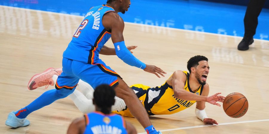 Tyrese Haliburton (r) von den Indiana Pacers fällt wegen eines Achillessehnenrisses für die komplette nächste NBA-Saison aus.